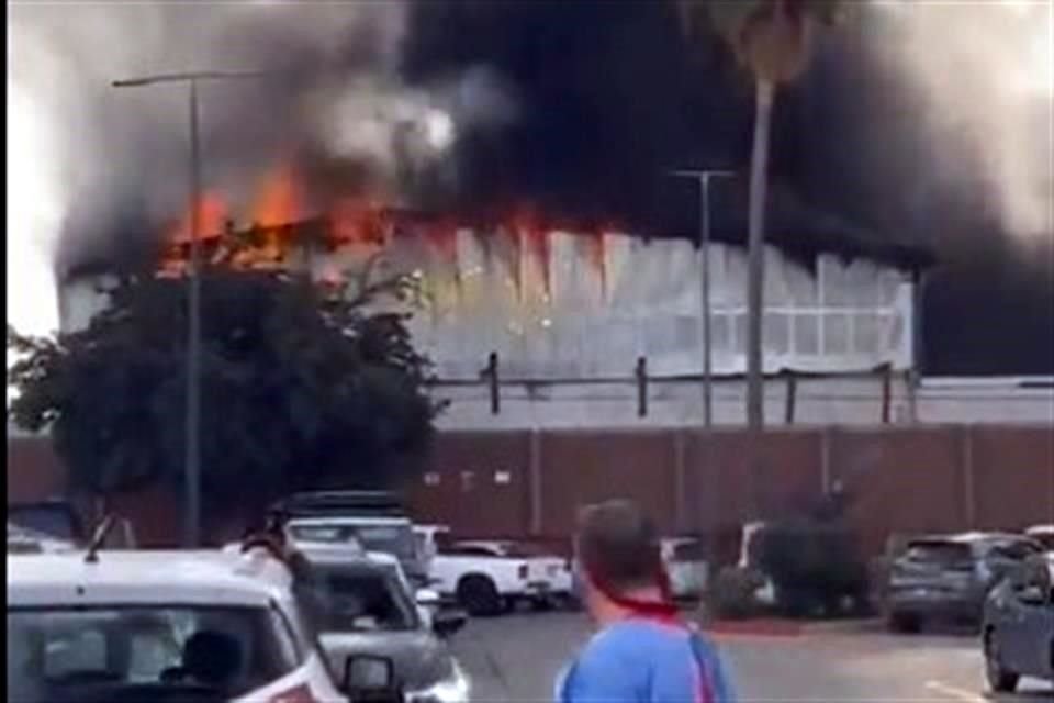 El Hospital General Regional 20 del Instituto Mexicano del IMSS fue desalojado al ver la gravedad el incendio en el comercio de a lado.