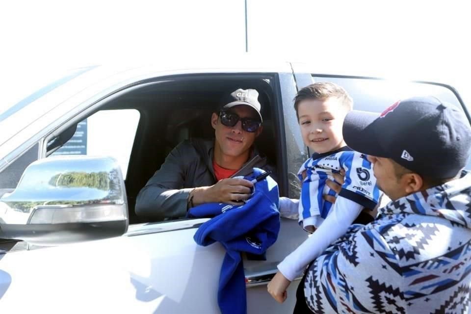 Rogelio Funes Mori atendiendo a un pequeño aficionado a su salida de El Barrial este viernes.