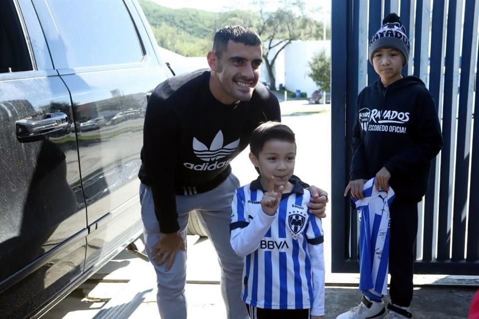 Germán Berterame hasta se bajó de su vehículo para tomarse fotografías con los seguidores.