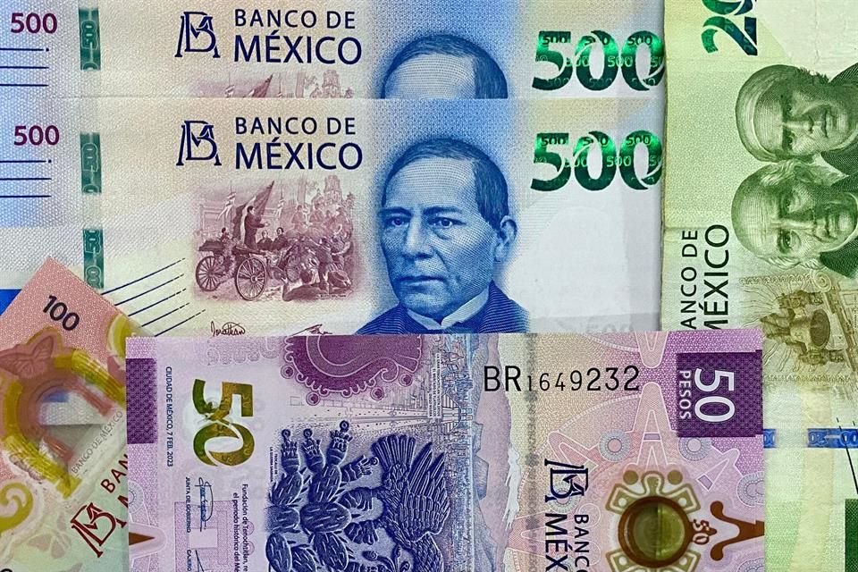 El peso roza el nivel de 18.40 unidades por dólar.