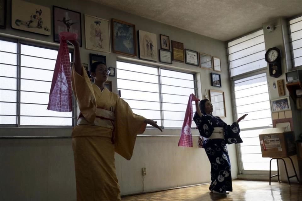 Aimi Kawasaki, izquierda, y Eiko Moriya, estudiantes de danza tradicional japonesa de estilo Hanayagi, practican con sus pañuelos en el estudio de la maestra Kihara.