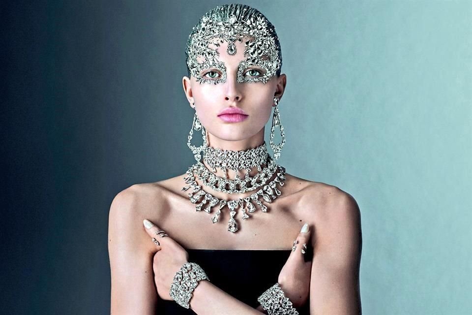 Termina el año con piezas de la firma Swarovski que forman parte de su campaña Holidays que contó con fotografías de Steven Meisel.