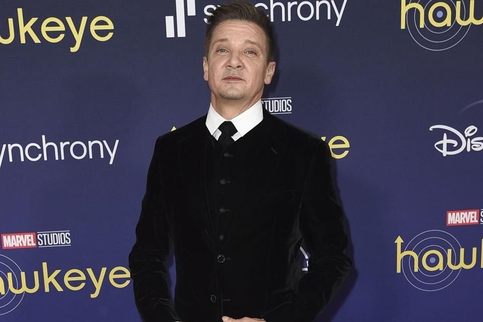 Jeremy Renner, quien tuvo un accidente que casi le quita la movilidad en las piernas, volverá a la actuación con 'Mayor of Kingstown'.