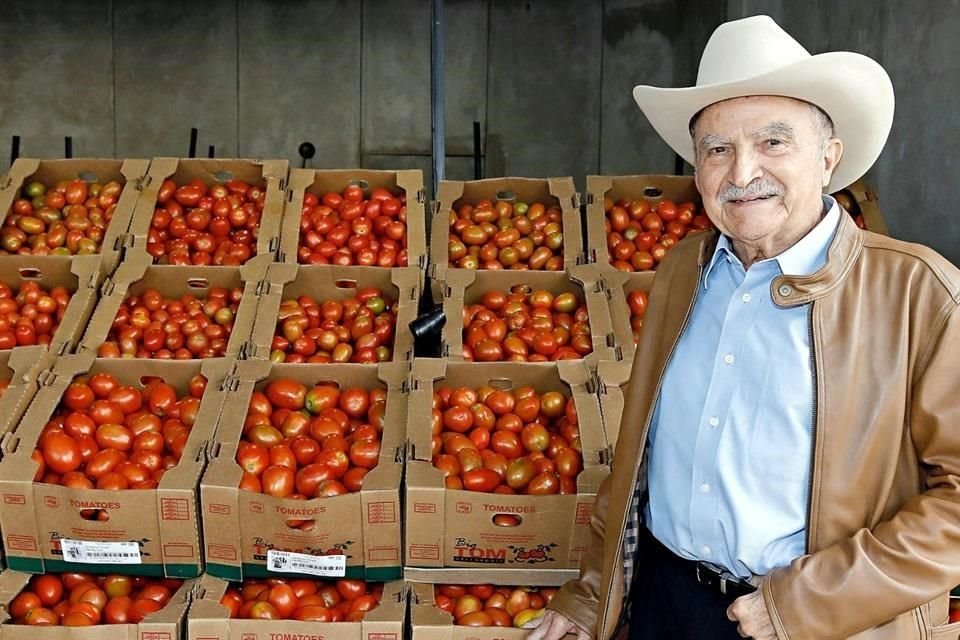De niño, Fidel Pedraza vendía frutas y verduras en el Mesón Estrella; abrió sus propias bodegas en el Mercado de Abastos Estrella y sigue siendo un empresario exitoso.