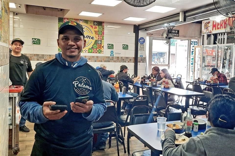 El venezolano Haissan Ortega pausó su travesía hacia Estados Unidos y se quedó en NL, donde labora como mesero en un restaurante en el Mercado Juárez.