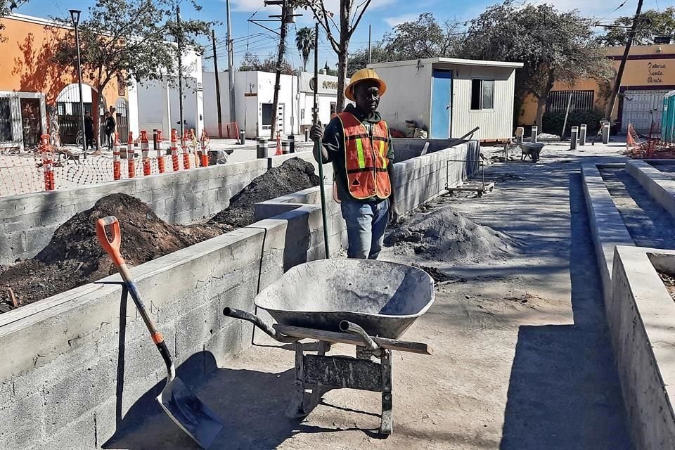 Dicilien Jador, originario de Haití, tras no conseguir trabajo en la Ciudad de México continuó su camino hasta llegar al Estado, donde trabaja en obras que se realizan en el Municipio de San Pedro.