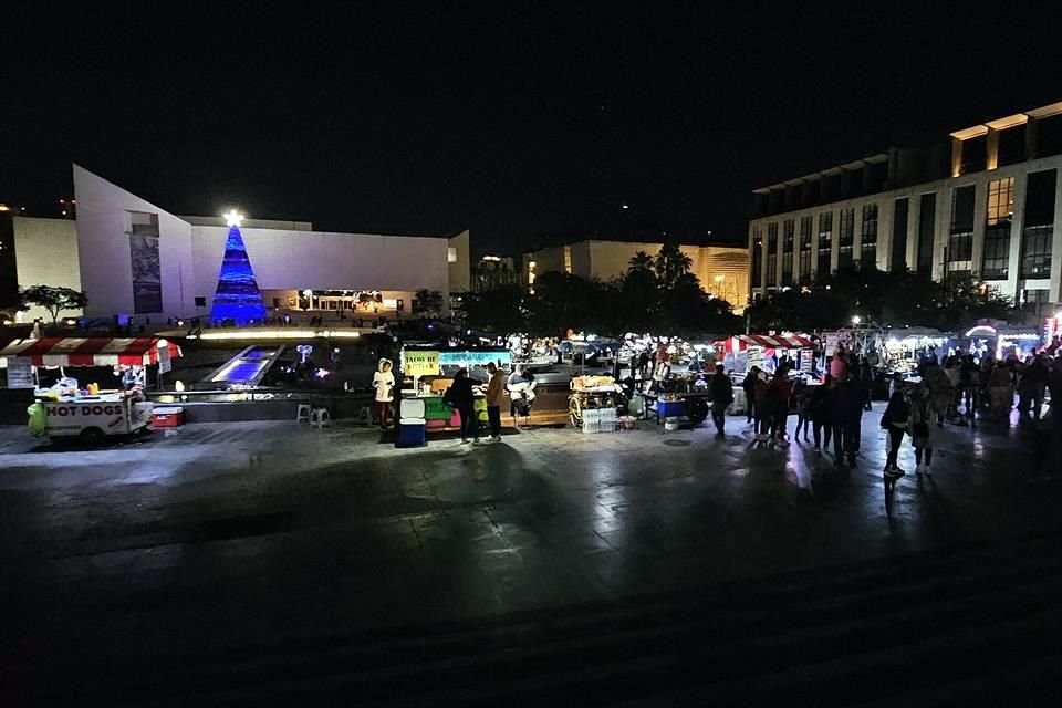 En la plaza frente al Museo de Historias los comerciantes informales instalaron sus puestos.