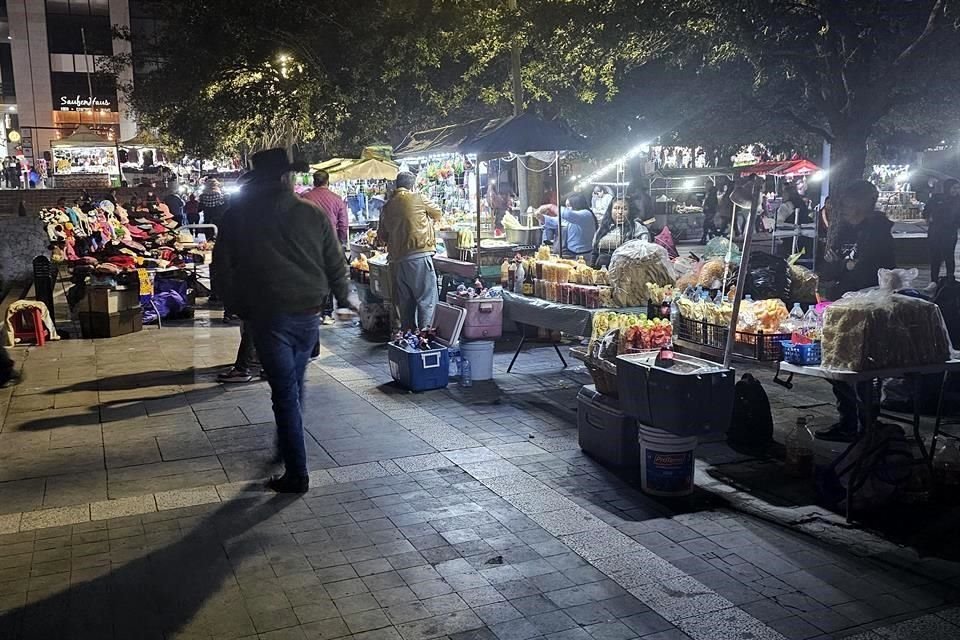 Según los puesteros, las autoridades les dieron permiso 'de palabra' para colocarse en espacios que están prohibidos al comercio informal.