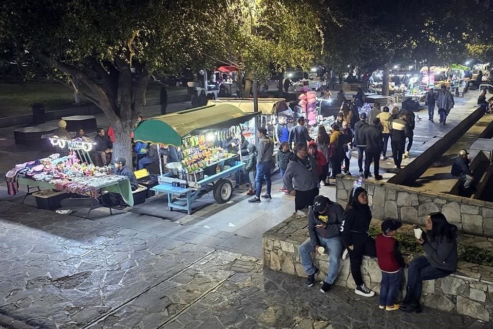 Los comerciantes informales se acomodaron en diversas zonas, entre ellas a lo largo de la plaza frente al Museo de Historia.