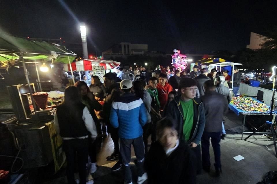 Paseantes caminaron entre los puestos colocados en diversas zonas de la Macroplaza.