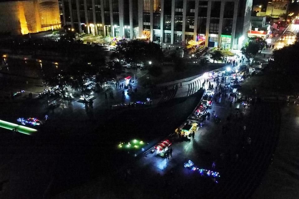 Las luces de los diversos puestos alumbraron la parte alta de plaza frente al Museo de Historia, que se conecta con la Explanada de los Héroes.