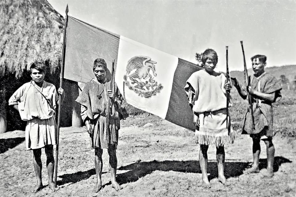 BANDERA NACIONAL (1943), imagen de Gertrude Duby Blom, quien documentó el desarrollo de las acciones indigenistas en Chiapas.