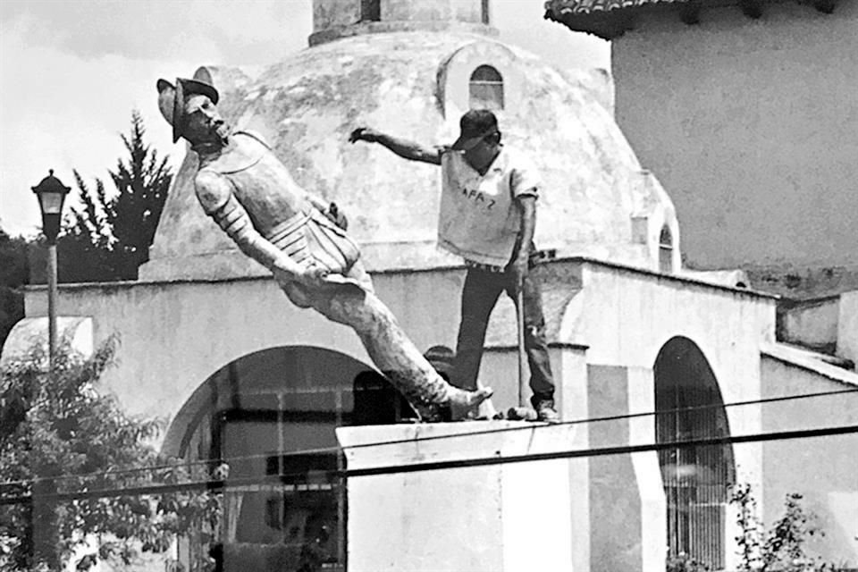DERRUMBE DE DON DIEGO DE MAZARIEGOS (1992), fotografía de Antonio Turok, en San Cristóbal de las Casas, dos años antes de la irrupción del Ejército Zapatista de Liberación Nacional.