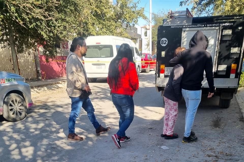 De acuerdo con testigos, dos hijos de la víctima se encontraban en el domicilio al momento del ataque.