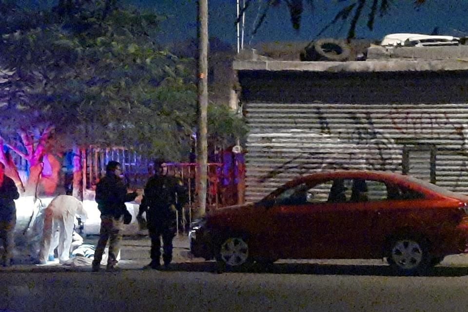 El cuerpo quedó junto a un auto Kia Forte.