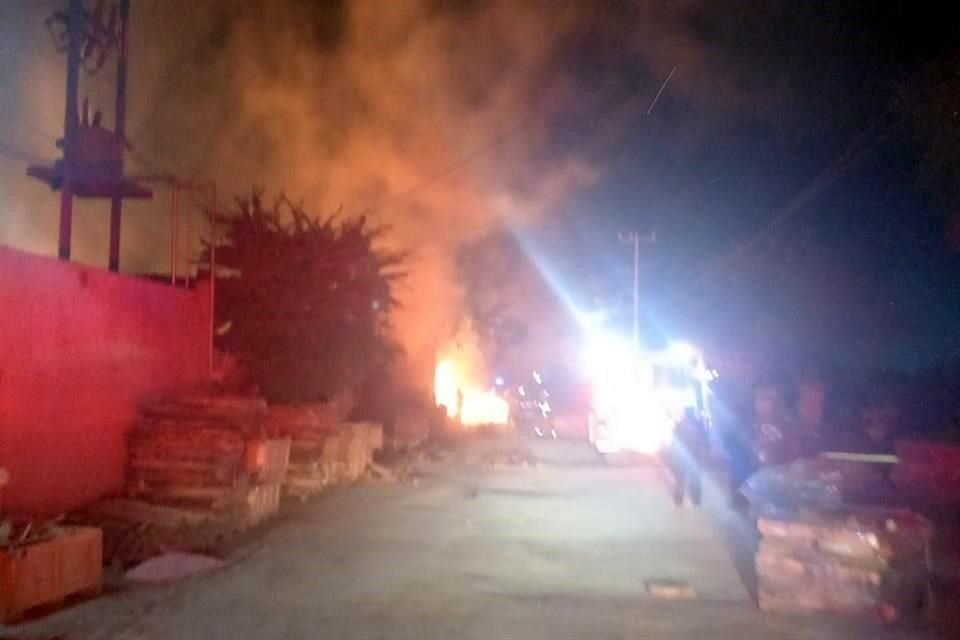 Ya cerca de las 5:00 horas se dio el reporte del incendio de una tarimera, en la Colonia Andrés Caballero, en Escobedo.