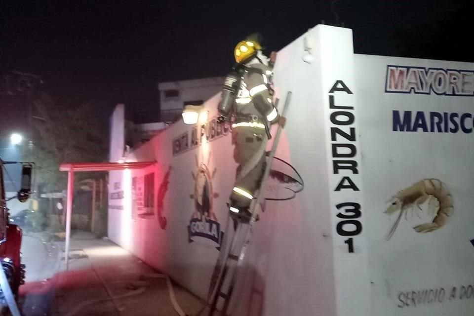 En la Colonia La Enramada, en Apodaca, se reportó el incendio en un restaurante de mariscos.