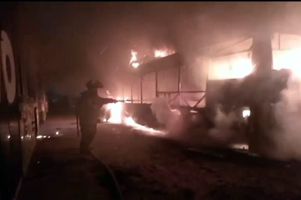 El fuego arrasó con un camión urbano, en la Colonia San Miguel Residencial, en Apodaca.