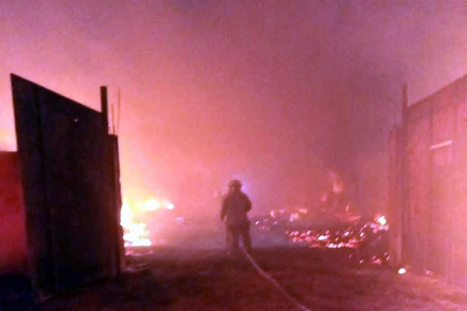 Una tarimera ardió en la Colonia Andrés Caballero, en Escobedo.