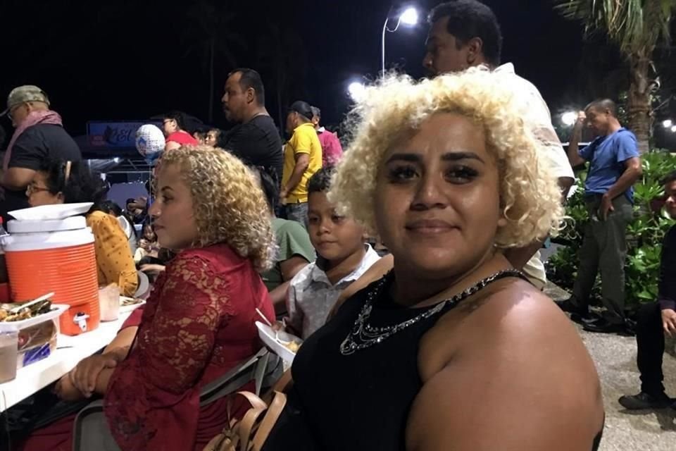 Karen Luna y su familia, residentes de Acapulco, despidieron al 2023 en la costera, cerca del Parque de la Reina.