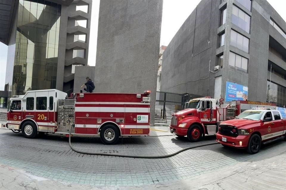 Tres máquinas de Bomberos Nuevo León atendieron el siniestro, en el cruce de Zaragoza y Matamoros.
