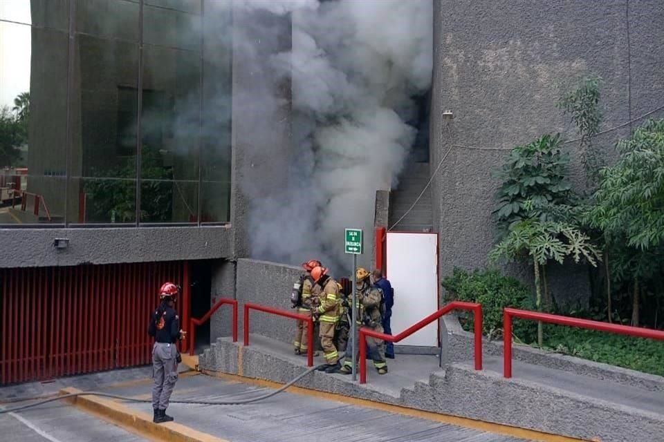 Los bomberos encontraron un depósito de basura en llamas, por lo que procedieron a sofocarlo.