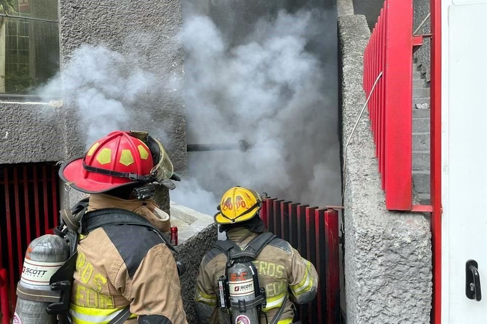 El siniestro inició en el acceso al estacionamiento del edificio del Infonavit, en el Centro.