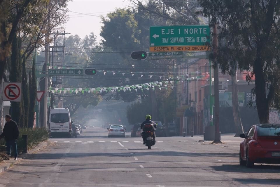 El uso masivo de pirotecnia y fogatas detonaron la Fase I de contingencia regional por Partículas PM2.5 en el Valle de México durante los festejos de Año Nuevo.