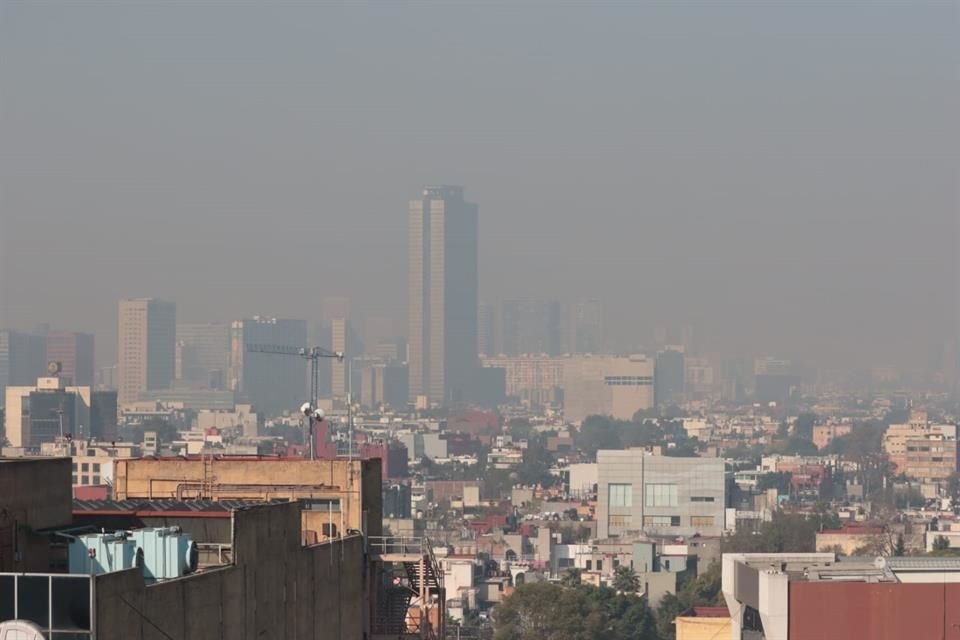 También se registra viento débil y la presencia de inversión térmica.