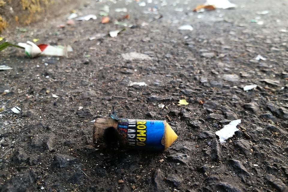 Desechos de pirotecnia podían encontrarse en calles de la Ciudad tras los festejos de Año Nuevo.