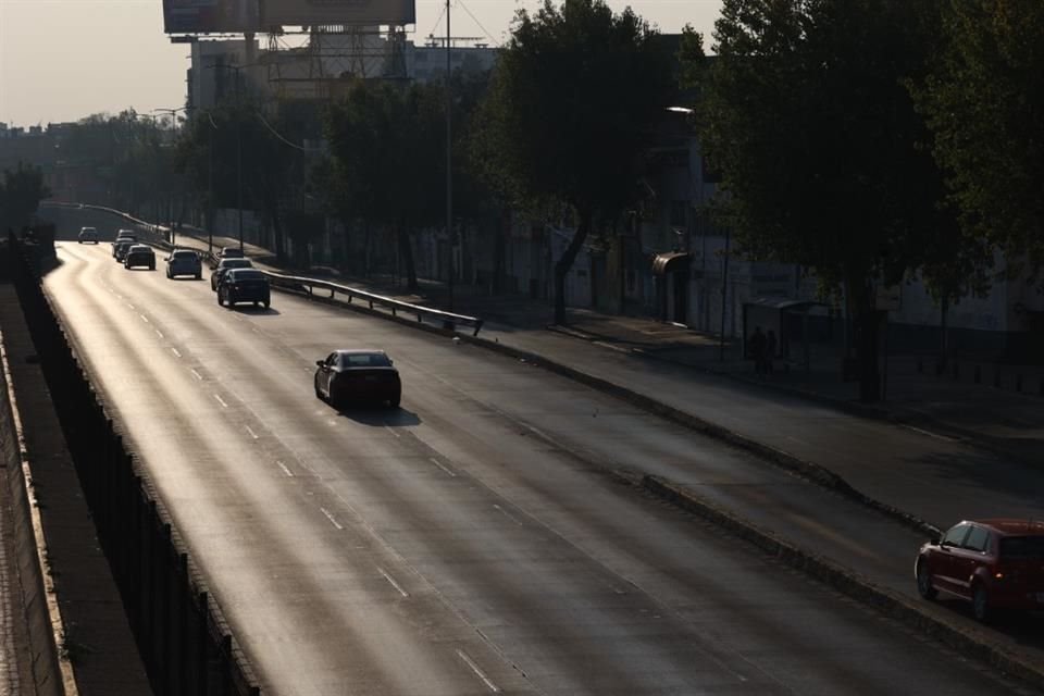 El horizonte de la Capital se cubrió de una bruma, más notoria aún por la ausencia de autos.