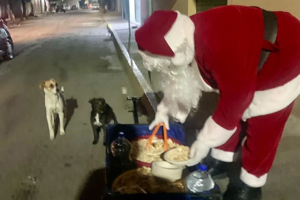 El 24 de diciembre, Yadira salió vestida de Santa Clos para alimentar a los perros en situación de calle.