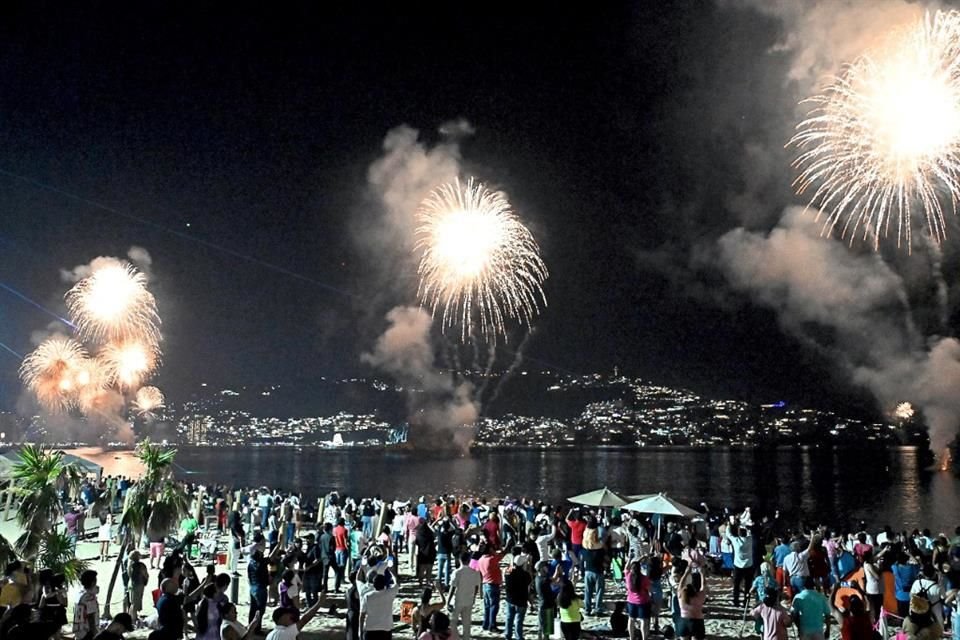 Cientos de familias despidieron al 2023 desde las playas de Acapulco, deseando que el puerto se ponga de pie tras impacto de 'Otis'.