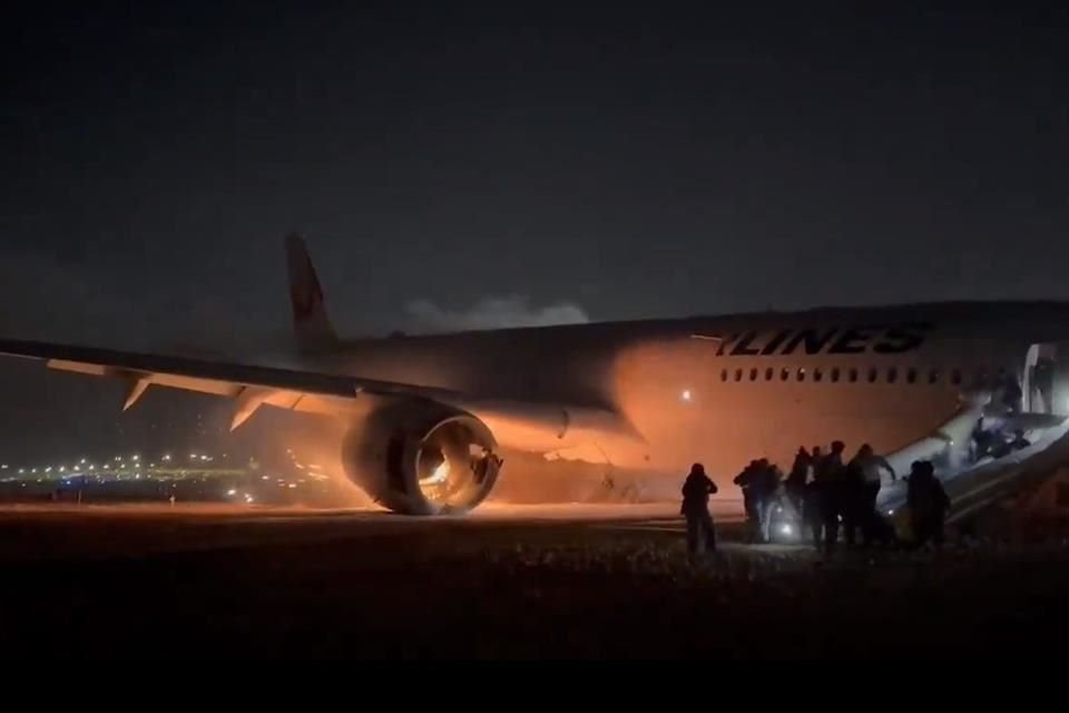 El incendio comenzó a devorar el avión de Japan Airlines.