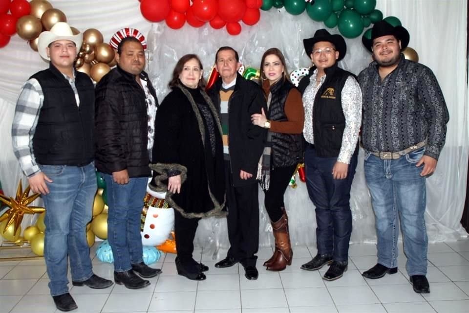 José Ángel Villarreal, Gregorio Villarreal, Martha Cavazos, Ovidio Rangel, Lili Rangel, Diego Villarreal y Goyo Villarreal