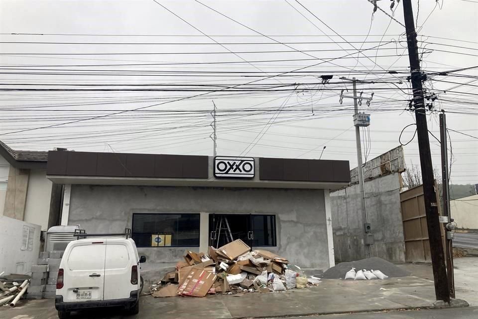 La fachada de la tienda, ubicada en el cruce Río Amacuzac y Río Blanco, está casi terminada.