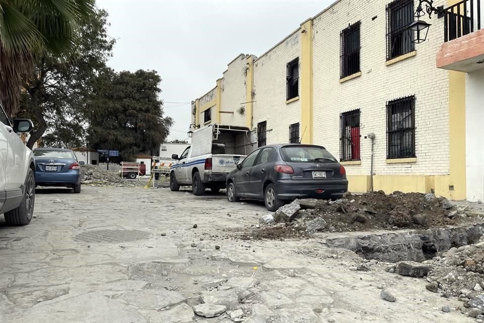 Los trabajadores de AyD realizaron dos agujeros para evitar una fuga de agua potable.