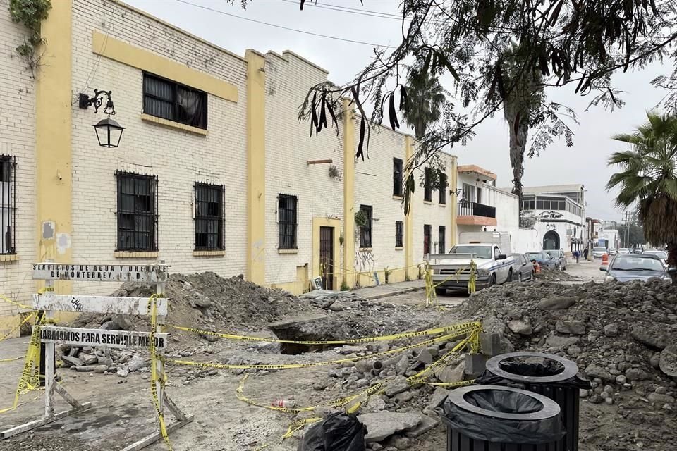 Los trabajadores de AyD realizaron dos agujeros para evitar una fuga de agua potable.