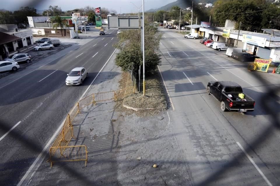 Para prevenir accidentes, el municipio colocó vallas metálicas en el retorno de la Carretera Nacional y la Calle Hidalgo, en El Álamo.