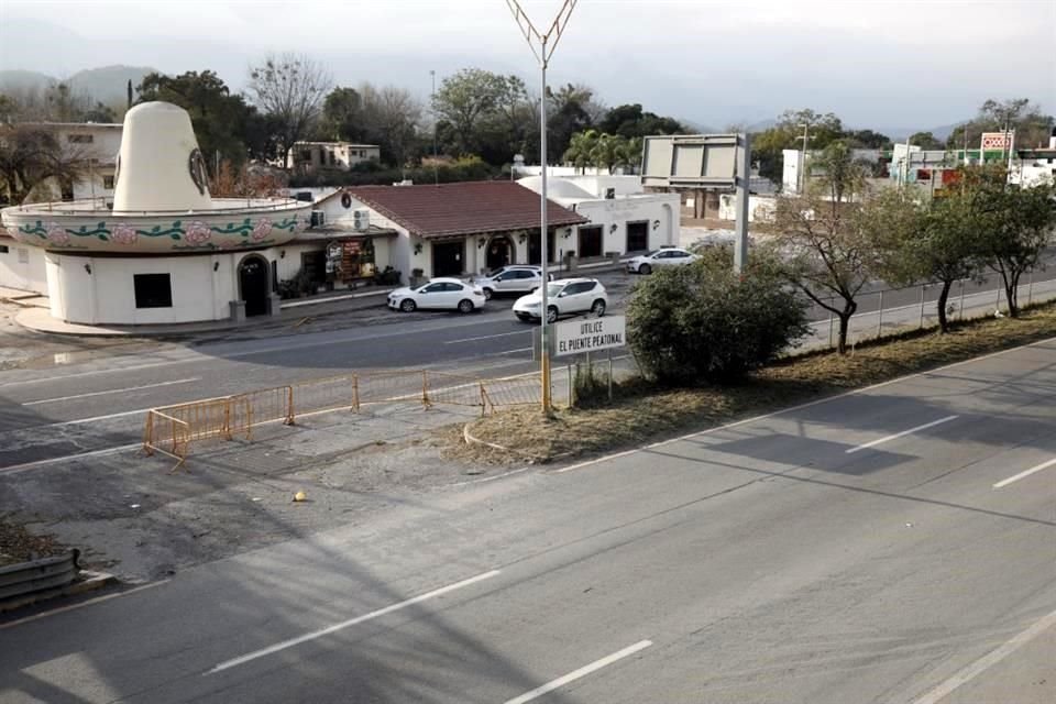 Para prevenir accidentes, el municipio colocó vallas metálicas en el retorno de la Carretera Nacional y la Calle Hidalgo, en El Álamo.