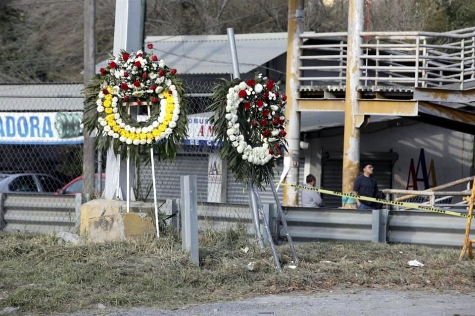 Amigos y familiares de José Cruz Campos, conocido como 'El Piporro de Santiago', dejaron el sitio dos coronas de flores.