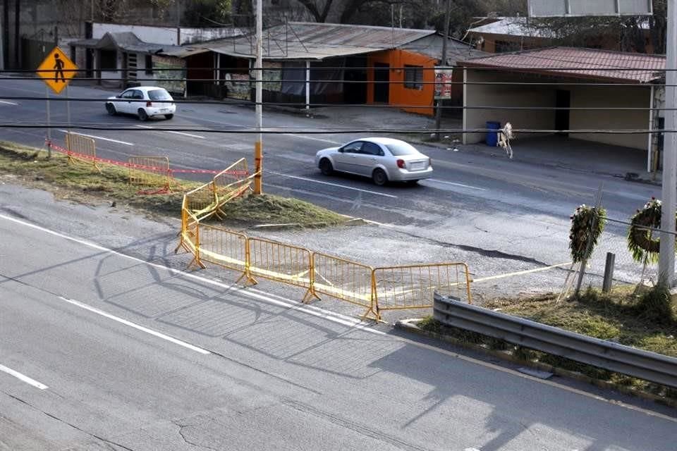 Para prevenir accidentes, el municipio colocó vallas metálicas en el retorno de la Carretera Nacional y la Calle Hidalgo, en El Álamo.