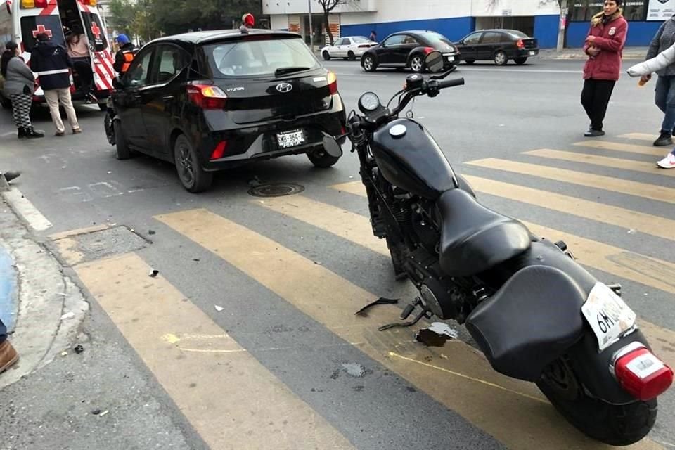 Un automovilista que dio vuelta desde el tercer carril en la Avenida Cuauhtémoc impacta a un motociclista, que queda herido, en el Centro.