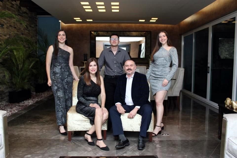 Valeria Garza, Sergio Pablo Garza, Paulina Garza, Haydeé Verastegui y Sergio Garza Cantú