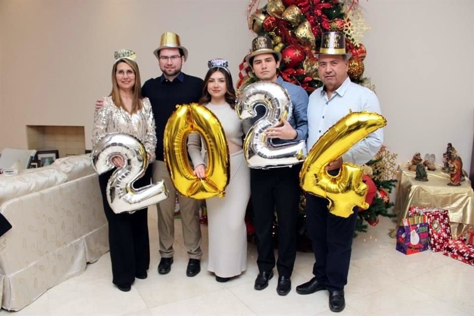 Claudia Flores, José Díaz Jr., Karen Díaz, Luis Díaz y José Díaz