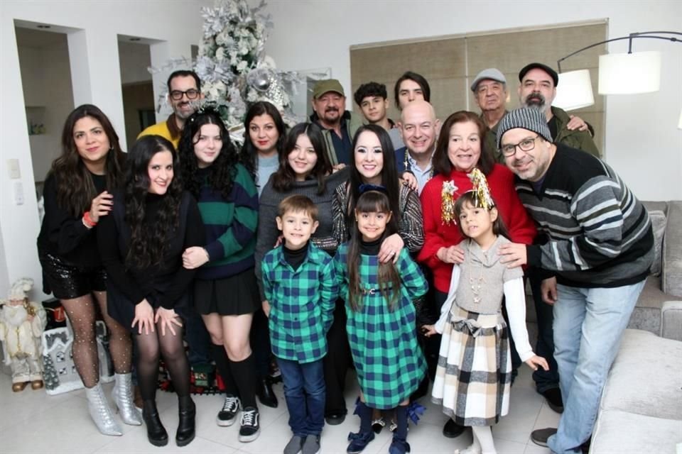 La familia Velázquez Navarrete disfruta de la cena de fin de año con una increíble reunión en una residencia de Cumbres Elite.