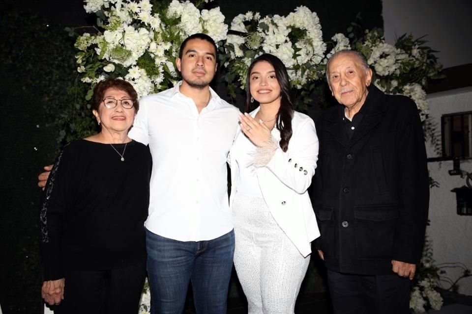 Martha Segura de Santillana, Marcelo Rodríguez González, Ana Karen Varela Santillana y Rodolfo Santillana