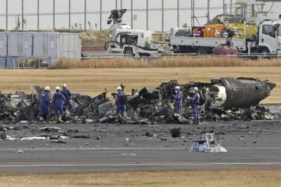 Así quedó el avión de la Guardia Costera japonesa que colisionó con el de Japan Airlines.