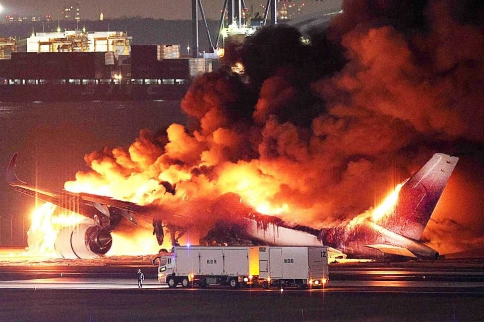 El avión de la aerolínea comercial estaba envuelto en llamas.