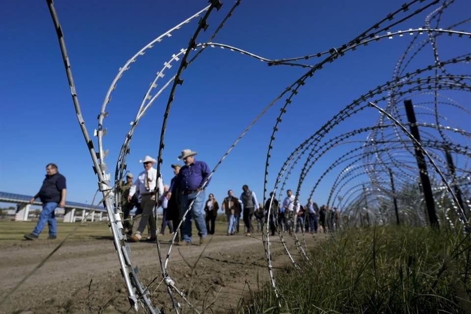 Texas también ha colocado alambre de púas en la frontera.